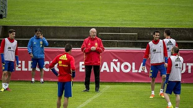 Vicente del Bosque da instrucciones a sus jugadores.