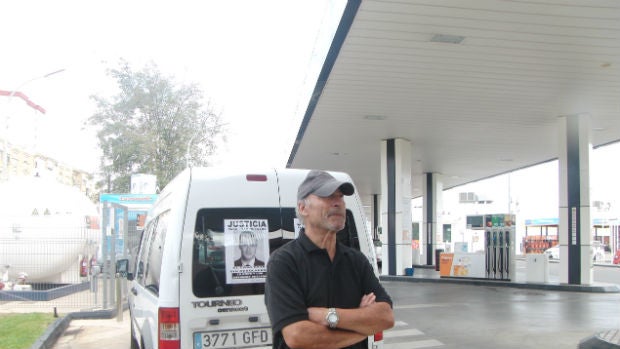 Francisco Holgado, ante la gasolinera donde ocurrió el crimen