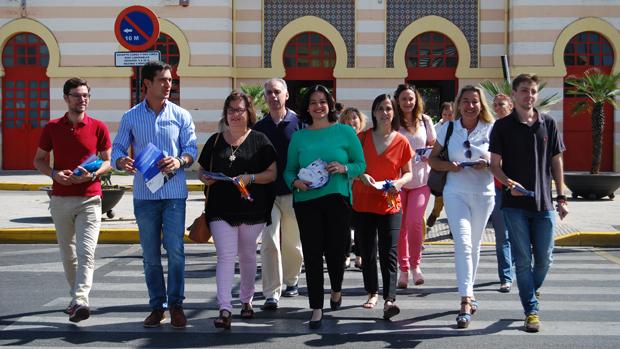 Los populares durante su paseo electoral por Dos Hermanas