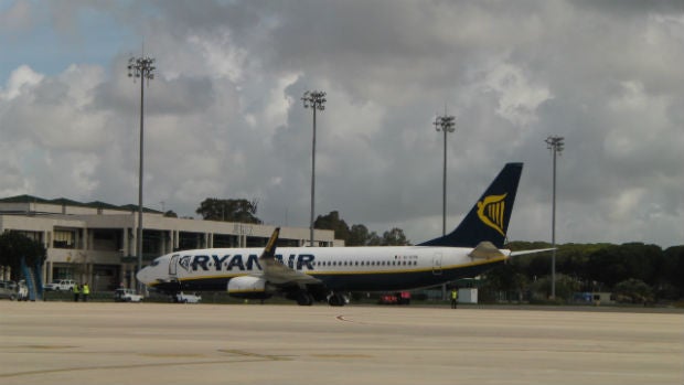 Un avión aterriza en el aeropuerto de Jerez