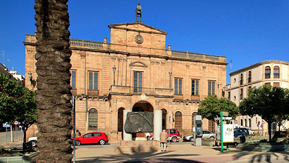 Fachada del palacio consistorial de Linares.