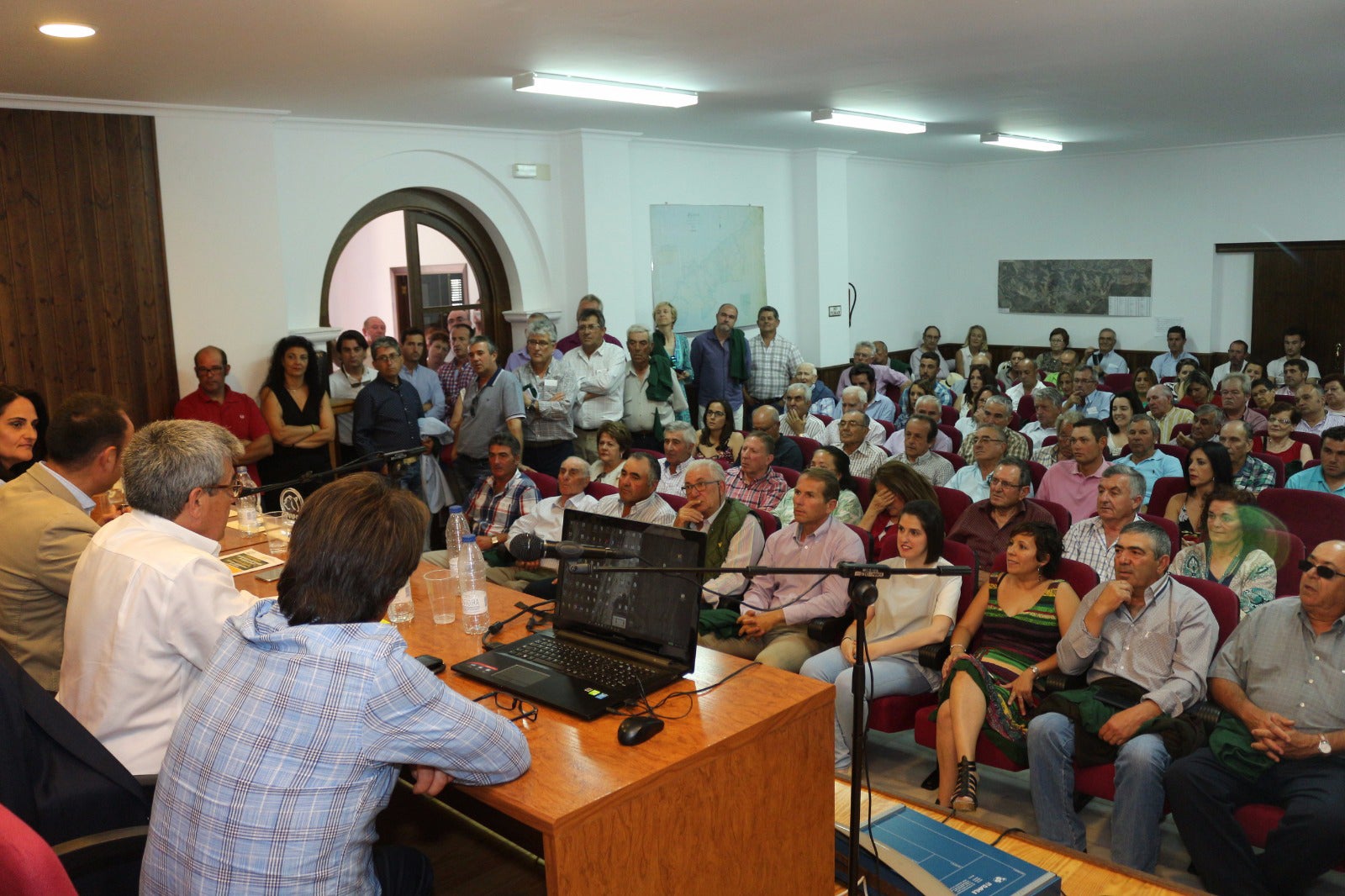 Los ganaderos de la zona durante la asamblea