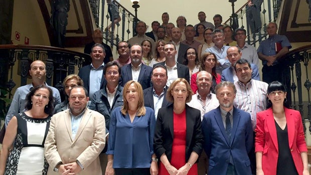 Los consejeros, durante el encuentro con representantes del sector hortofrutícola