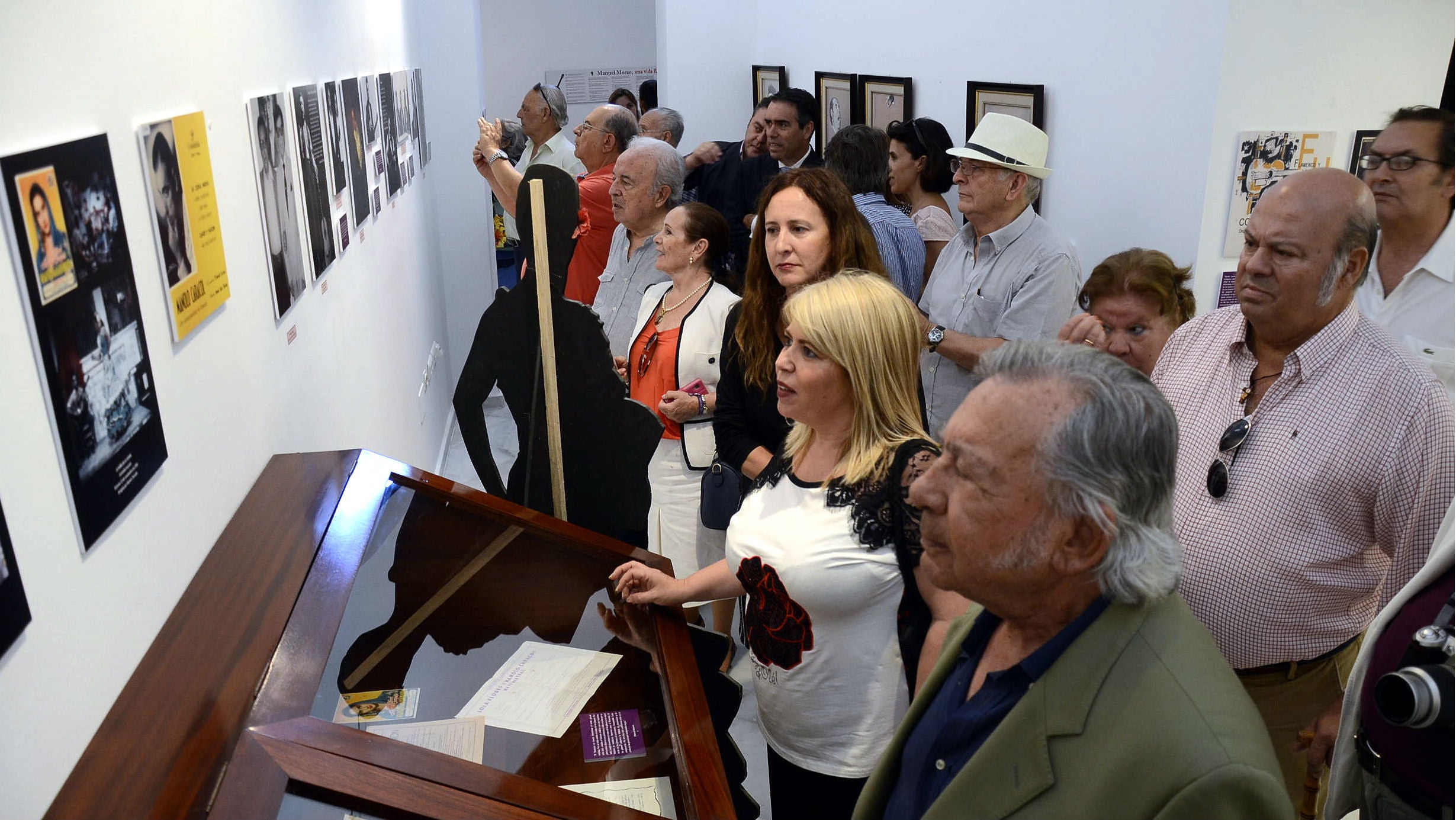 Manuel Morao en la inauguración de su exposición acompañado por la alcaldesa