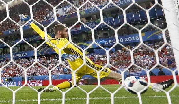 De Gea intenta parar el balón.