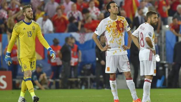 De Gea (i), Busquets (c) y Jordi Alba (i) después del partido.