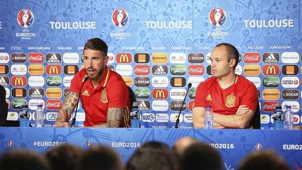 Sergio Ramos y Andrés Iniesta, durante una rueda de prensa.