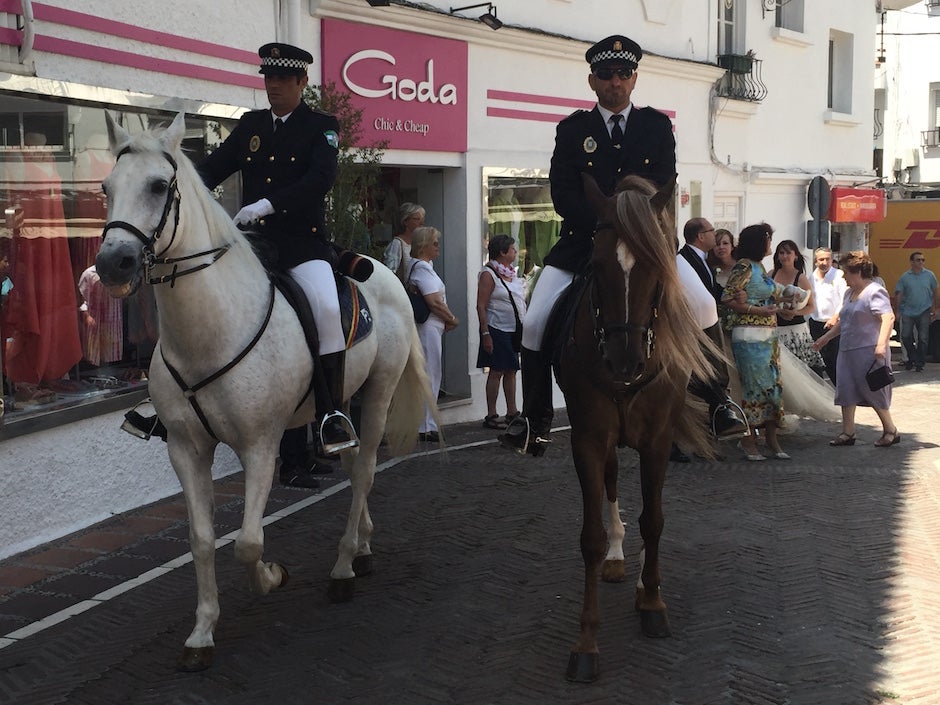 Escolta a caballo en la llegada de los novios