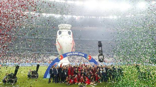 La selección portuguesa celebra su victoria en la Eurocopa.