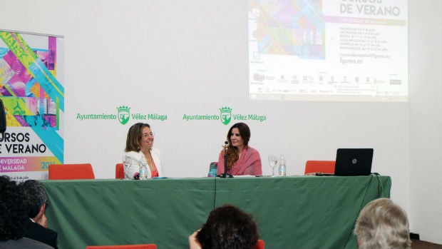 La cantante Diana Navarro, junto a la directora del curso, Paloma Saborido, durante su conferencia / ABC