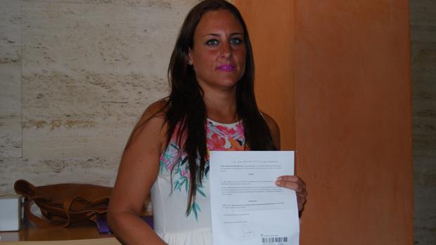 Cristina Alonso con el escrito de su marcha del grupo