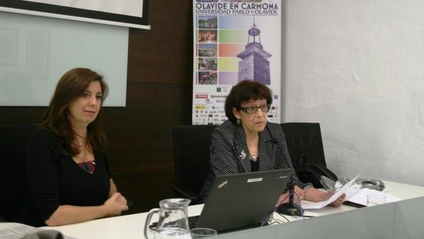 La poetisa Olvido García (d) en los cursos de verano de Carmona