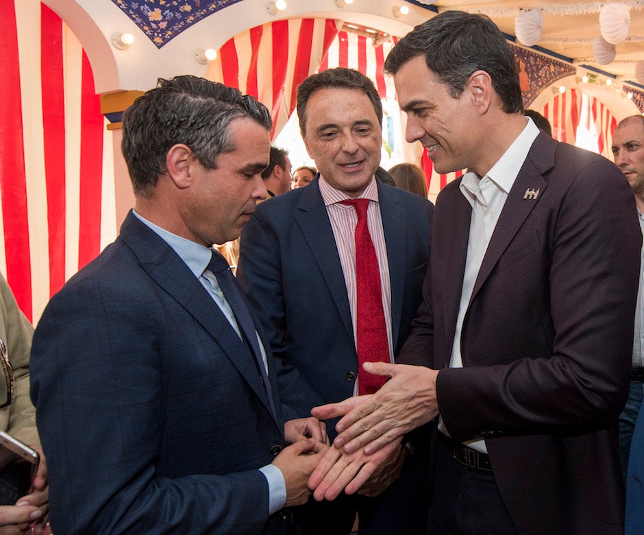 El alcalde de Marbella, José Bernal, con Pedro Sánchez en la feria de Sevilla