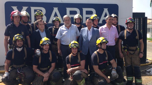 Bomberos con directivos de Ybarra y el alcalde de Dos Hermanas, Francisco Toscano