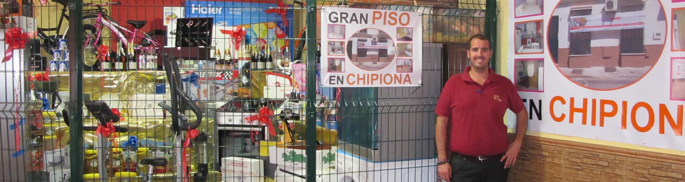 El gerente de la Venta del Pan, Raúl Galán, junto a parte de los regalos de la cesta