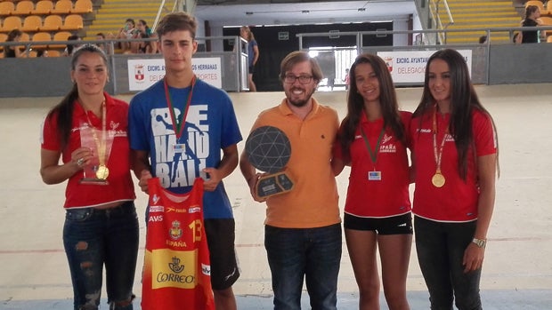 Algunos de los campeones nazarenos de balonmano playa / ABC