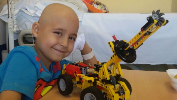 El pequeño Manuel busca un donante de médula ósea