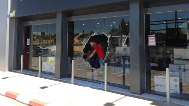 Los ladrones rompieron el escaparate para acceder a la tienda