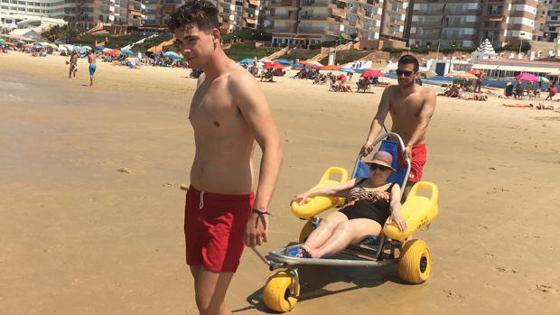 Matalascañas facilita el baño a personas discapacitadas