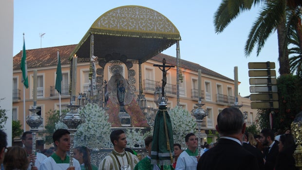 Dos Hermanas celebra la procesión de su patrona Santa Ana