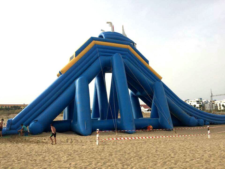 El tobogán instalado en la playa de Punta del Moral