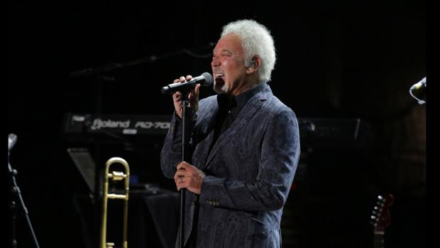 El cantante Tom Jones, durante su recital en Starlite Marbella