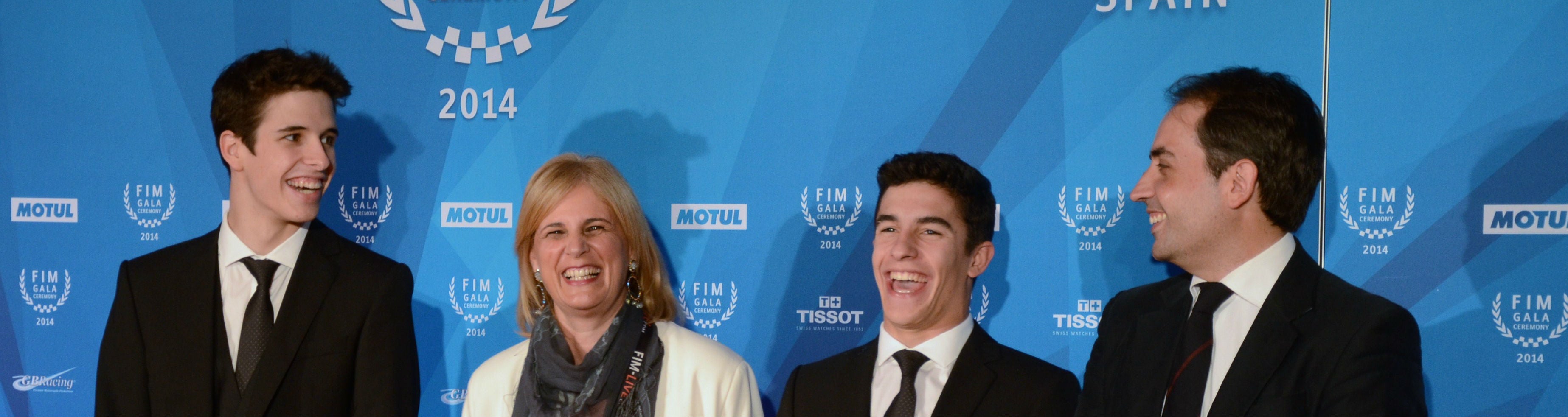 Pelayo y Saldaña con los hermanos Márquez en la gala de la FIM celebrada en Jerez