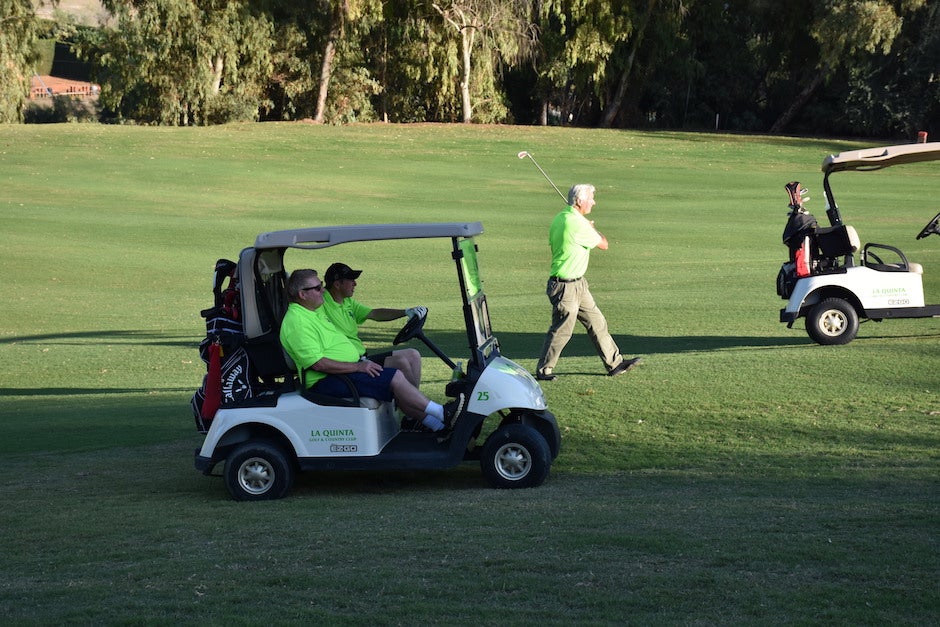 Aficionados al golf juegan en La Quinta en Marbella / J.J.M.