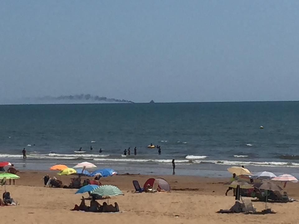 Vista de la columna de humo desde la playa de Punta Umbría