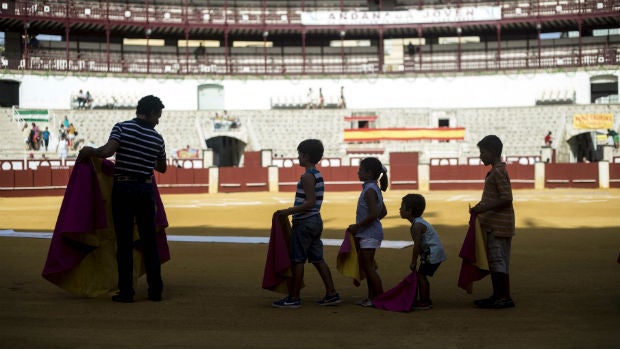 Niños recibiendo una clase de toreo de salón