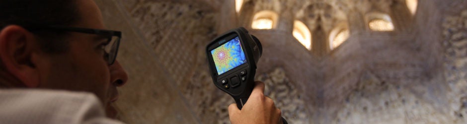 Un investigador toma muestras bajo un techo de mocárabes de la Alhambra