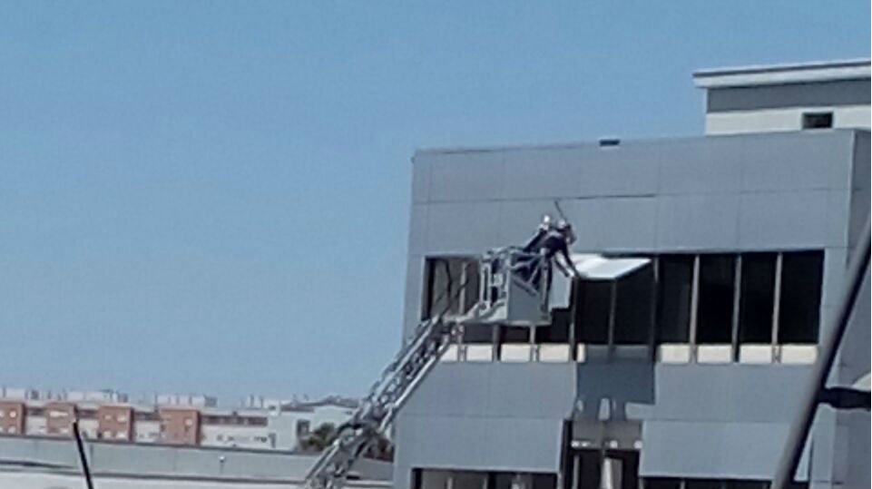 Los bomberos actúan en un antiguo concesionario de Jerez