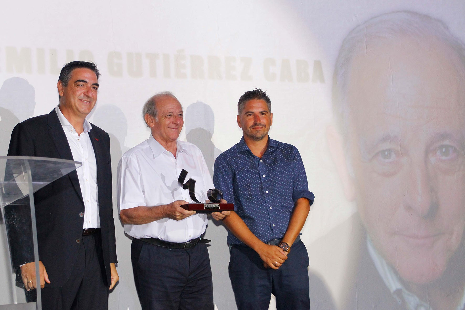 Emilio Gutiérrez Caba recoge el premio de manos de los representantes de Lepe e Isla Cristina