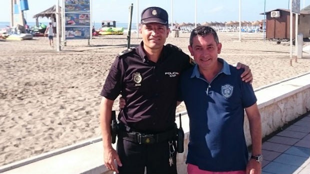 Leonardo Roselló junto al turista al que salvó la vida