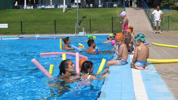 Curso de natación para menores