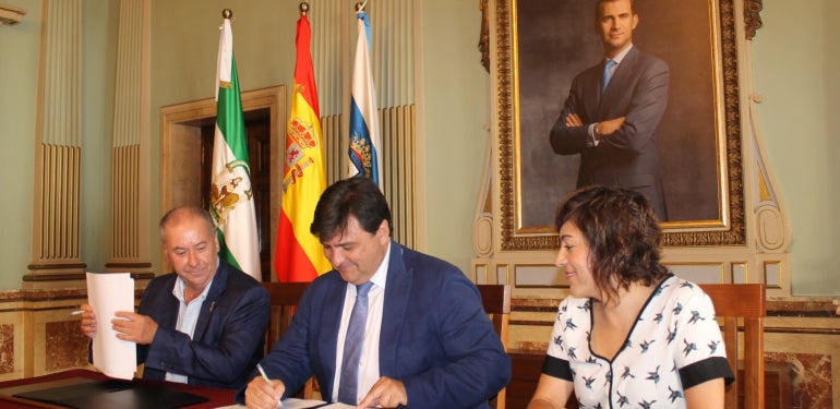 Un momento de la firma del acuerdo