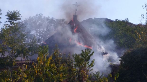 Las llamas han devorado la cubierta de uno de los castilletes del edificio/ABC