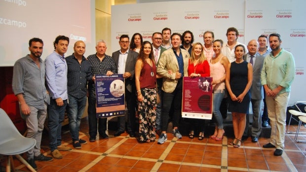 Los alcaldes de Alcalá y Utrera con los artistas flamencos