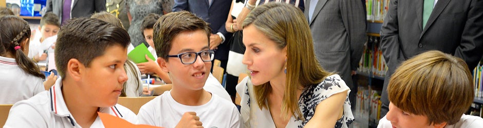 Doña Letizia, junto a varios escolares