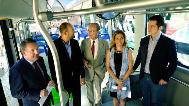 El alcalde, Francisco de la Torre, en el interior del bus totalmente eléctrico / ABC