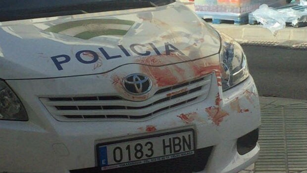 Restos de sangre de la víctima en un coche policial / ABC
