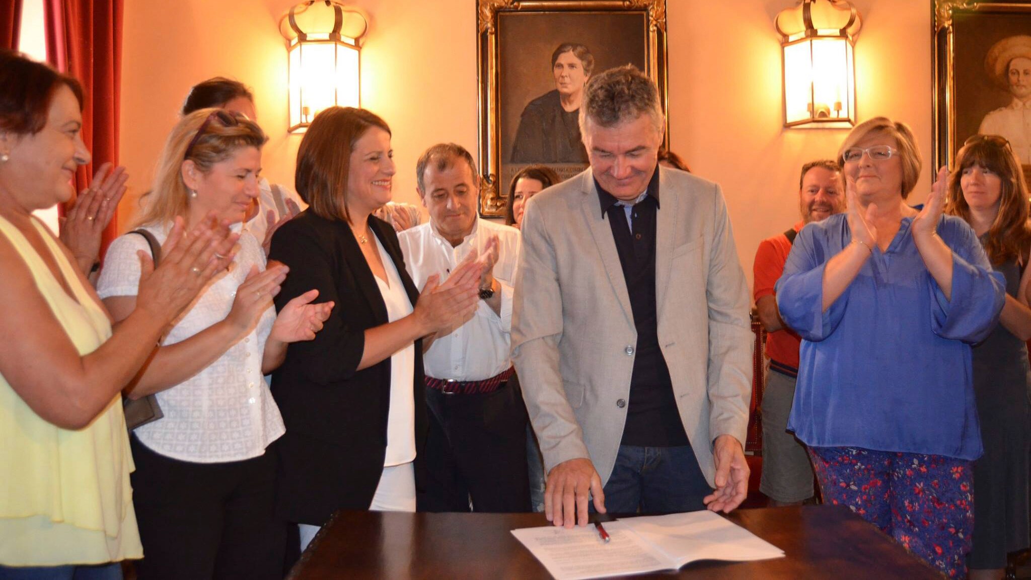 José María García, portavoz de MdC, es aplaudido por los militantes y concejales socialistas tras estampar su firma en el pacto de investidura.