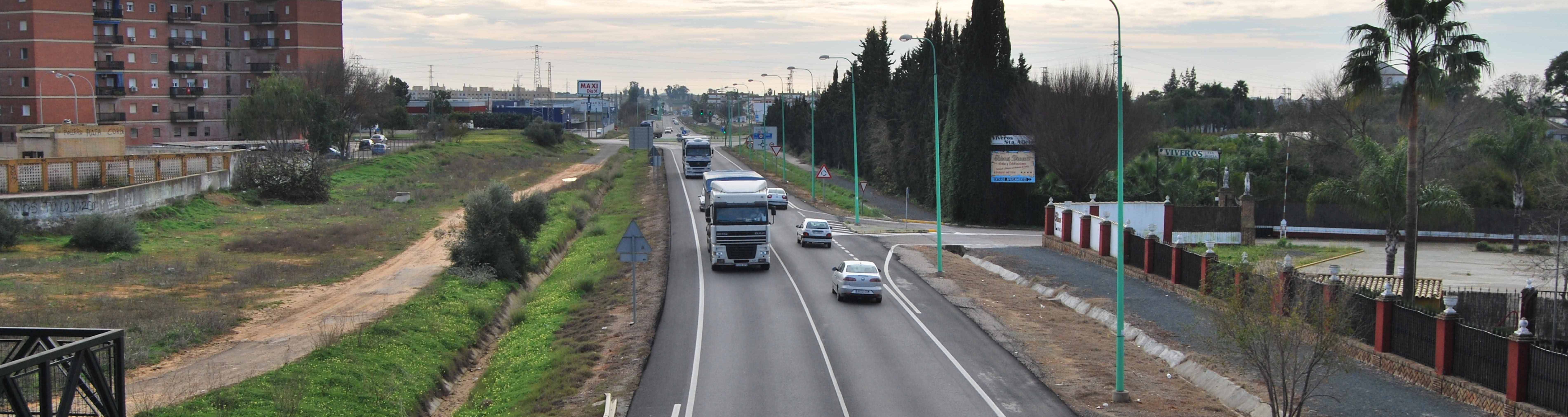 La carretera A-394 a su paso por la localidad de Utrera