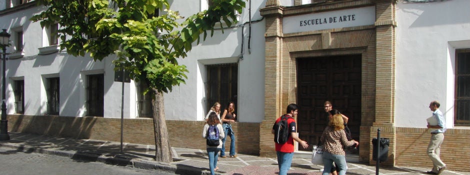 Alumnos entran en la Escuela de Arte esta semana (J.P.)