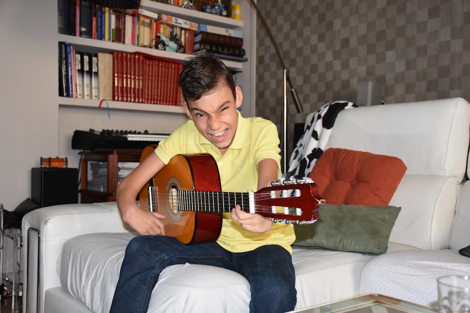 Adrián Martín toca la guitarra durante la entrevista