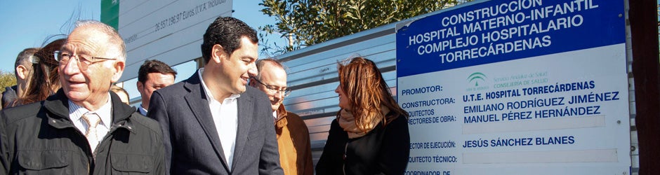 Dirigentes del PP, ante el cartel que anuncia el inicio de las obras en diciembre de 2010