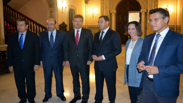 El ministro Catalá, acompañado por el delegado Antonio Sanz, Sebastián Pérez, Moreno Bonilla, Rocío Díaz y Luis Salvador, antes de la reunión