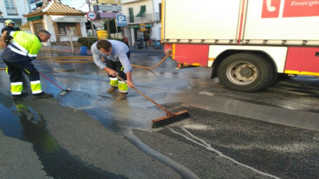 Cortado el tráfico en la principal travesía de El Viso del Alcor por un vertido de aceite sobre la calzada