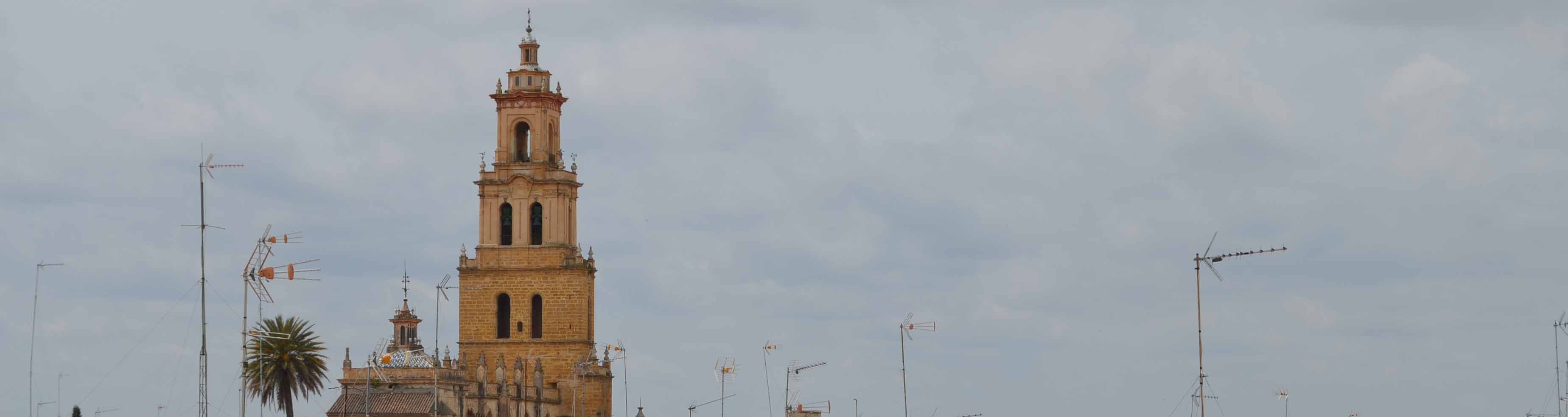 La torre de Santa María domina el cielo utrerano