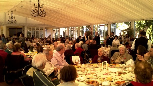 Más de 200 personas participan cada año en el homenaje a los mayores